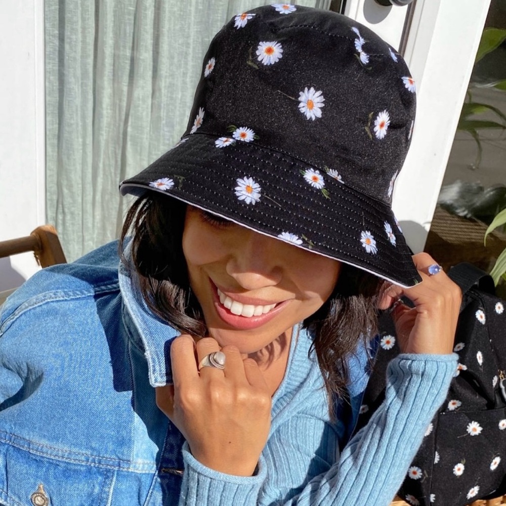 NWT ALICE+OLIVIA Reversible Bucket Hat